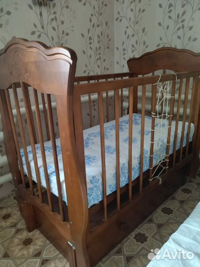 Детская кроватка с маятником и ящиком