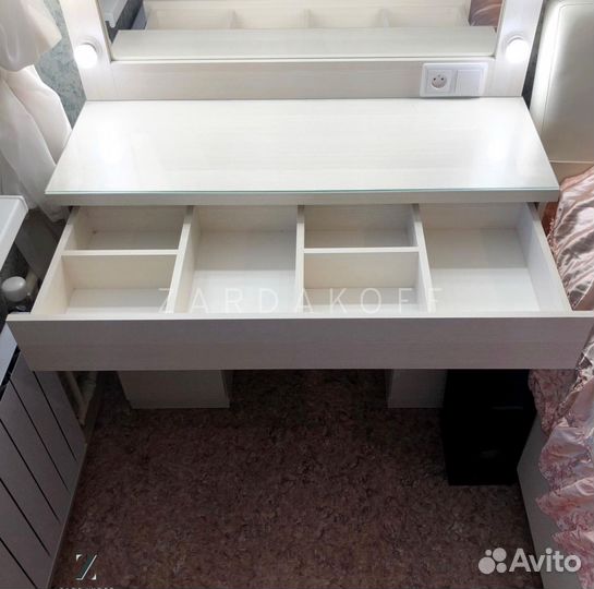 Гримерный стол и гримерное зеркало с подсветкой