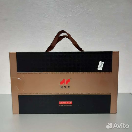 Бутылка стеклянная в подарочной коробке