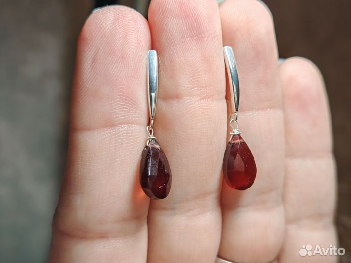 Серебряные серьги с гранатом