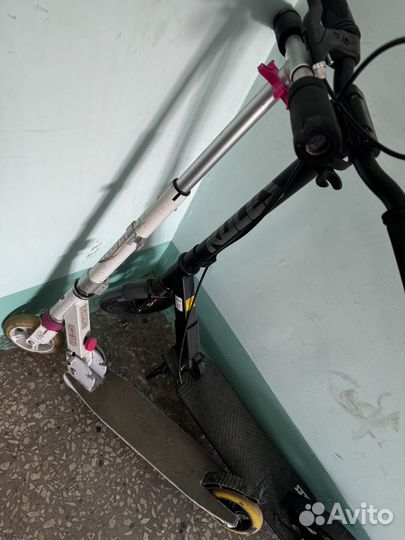 Самокат белого цвета