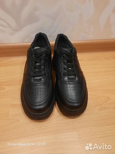 Женские кроссовки