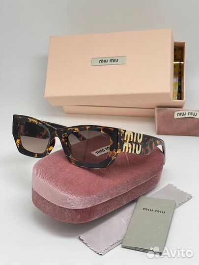 Солнцезащитные очки MIU MIU