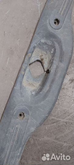 Накладка замка багажника Nissan Serena c23