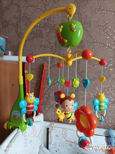 Мобиль на кроватку жирафики