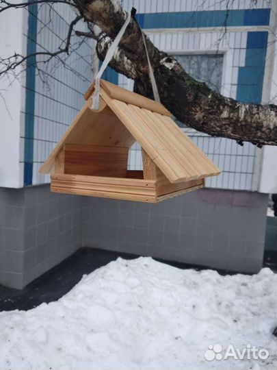 Кормушка для птиц из дерева. Несколько