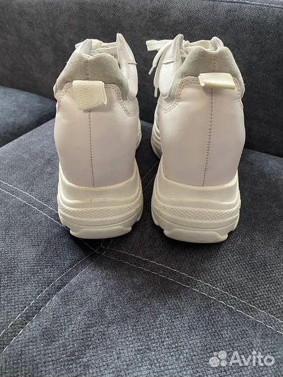 Кроссовки женские