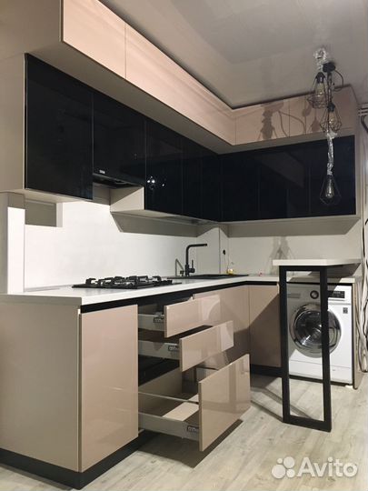 Угловая кухня под потолок на заказ