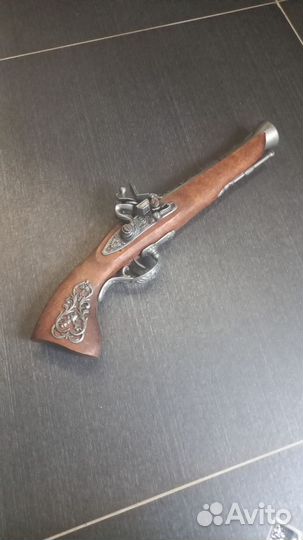 Пистолет декоративный