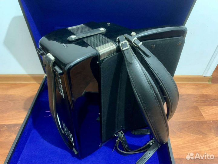 Аккордеон Weltmeister Saphir 4/4