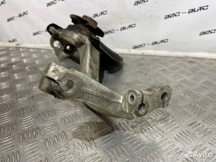 Кулак поворотный передний левый Audi A4 Avant B6