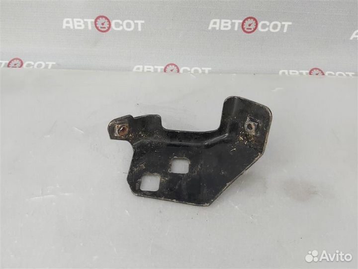 Кронштейн бампера передний правый Audi 100 (C4)