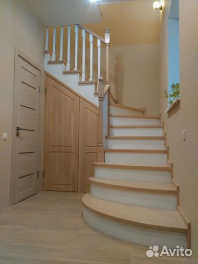 Лестница на второй этаж дома под заказ