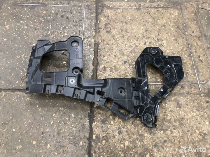 Кронштейн заднего бампера правый Audi Q8 18-н.в