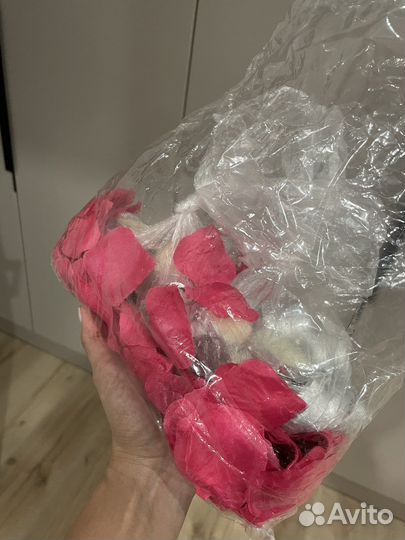 Свечи и лепестки