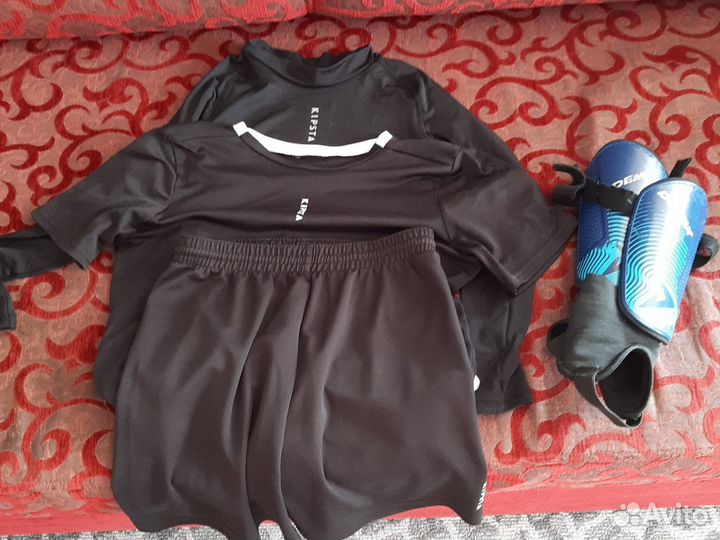 Детская футбольная форма и вратарские перчатки