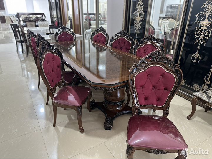 Стол и стулья