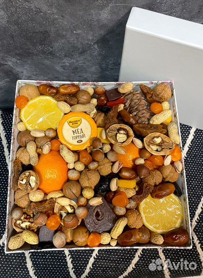 Букет из орехов и сухофруктов