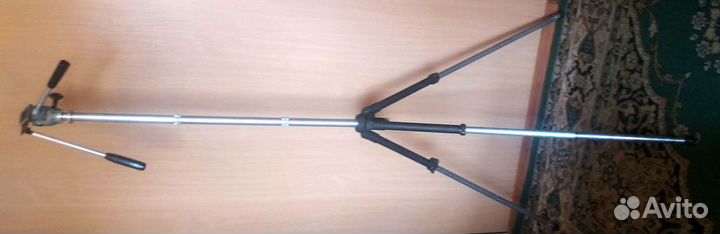 Штатив для видеокамеры