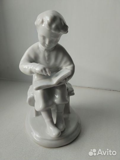 Статуэтка юный Ленин читает книгу