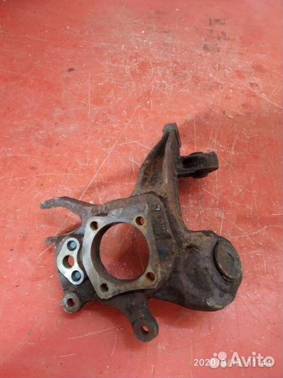 Поворотный кулак задний левый Toyota Avensis