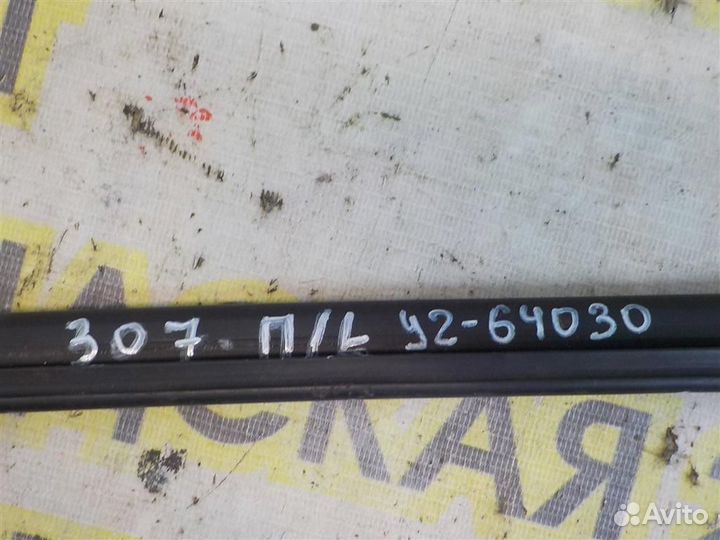 Накладка стекла переднего левого Peugeot 307 2001