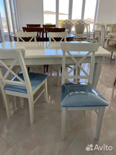 Стол и стулья