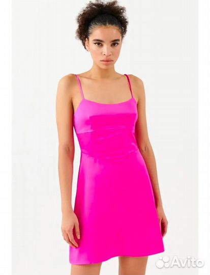 Платье розовое атласное