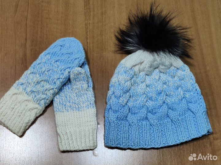 Комплект шапка и варежки вязаные