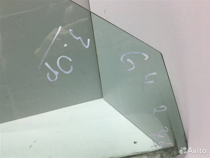 Стекло двери передней правой Volkswagen Golf Iv