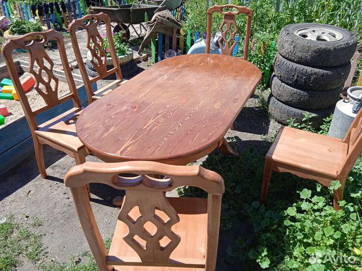 Стол и стулья