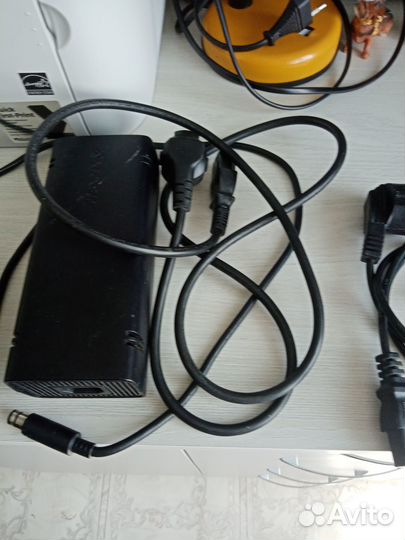 Игровая приставка Xbox 360 e