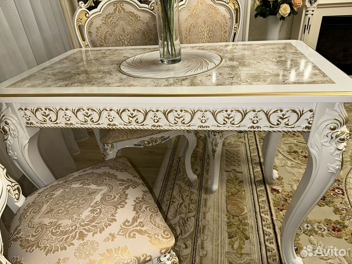 Кухонный стол и стулья