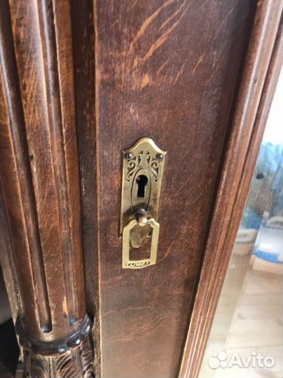 Старинный антикварный шкаф с зеркалом