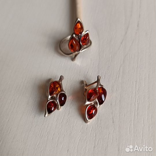Серебряные серьги с янтарем
