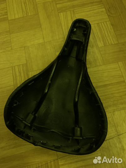 Седло для велосипеда испорченное