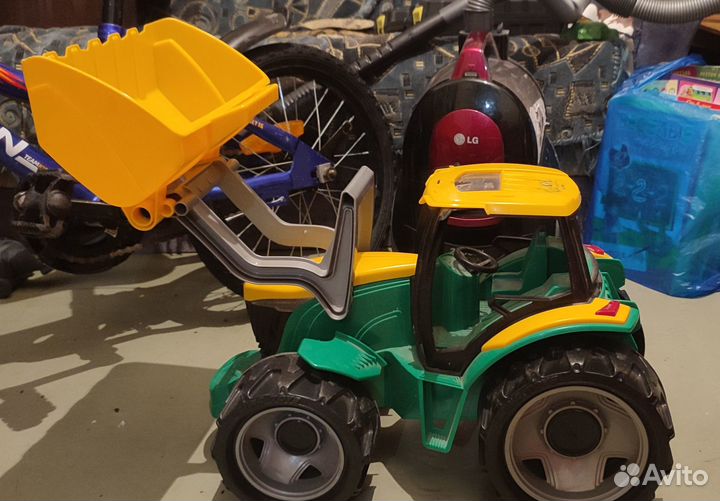 Игрушечный трактор