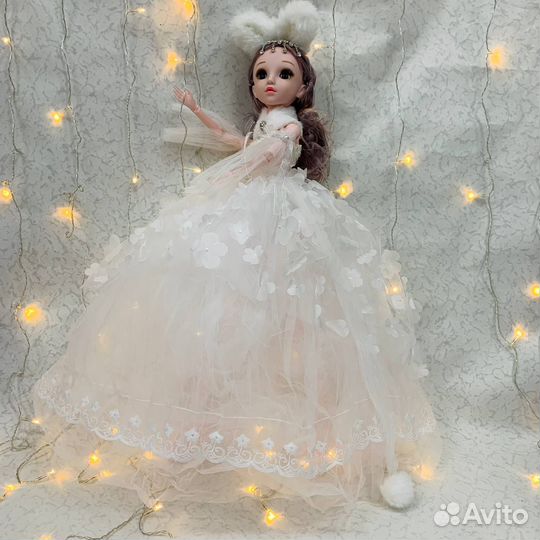Кукла ростовая, шарнирная. Белое платье в цветочек