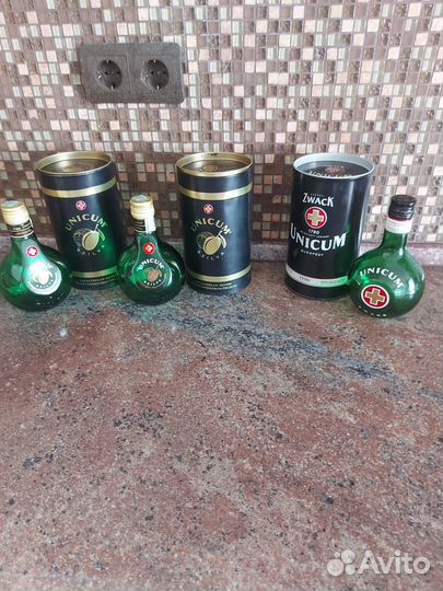 Коллекция бутылочек с железными банками