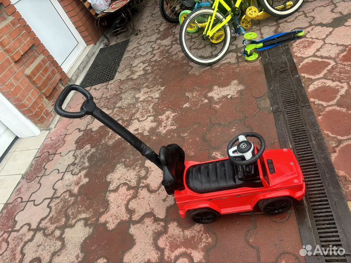 Машина каталка с ручкой