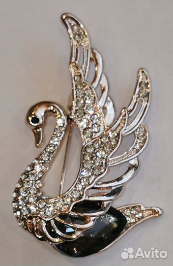 Брошь Золотой Лебедь тип3 серый кристалл