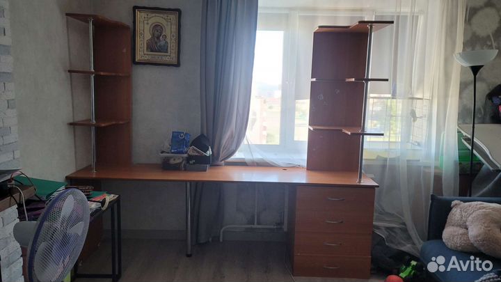 Компьютерный стол с полками и ящиками