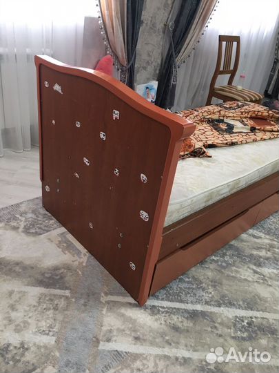 Детская кровать и шкаф