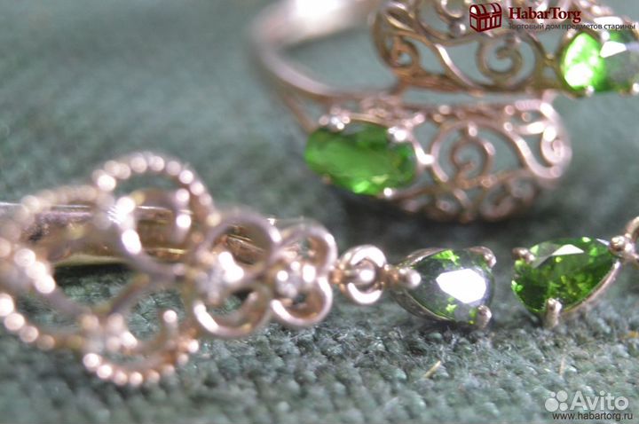 Комплект кольцо и серьги серебряные. Зеленые камни