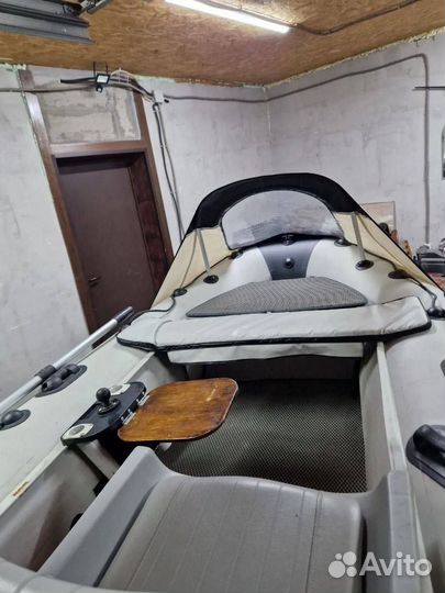 Лодка с мотором и прицепом