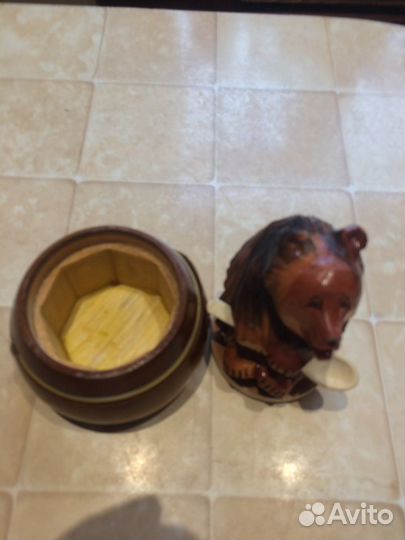 Статуэтка медведь с бочонком для меда