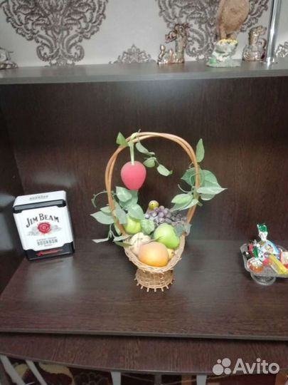 Корзина с искустветвенными фруктами