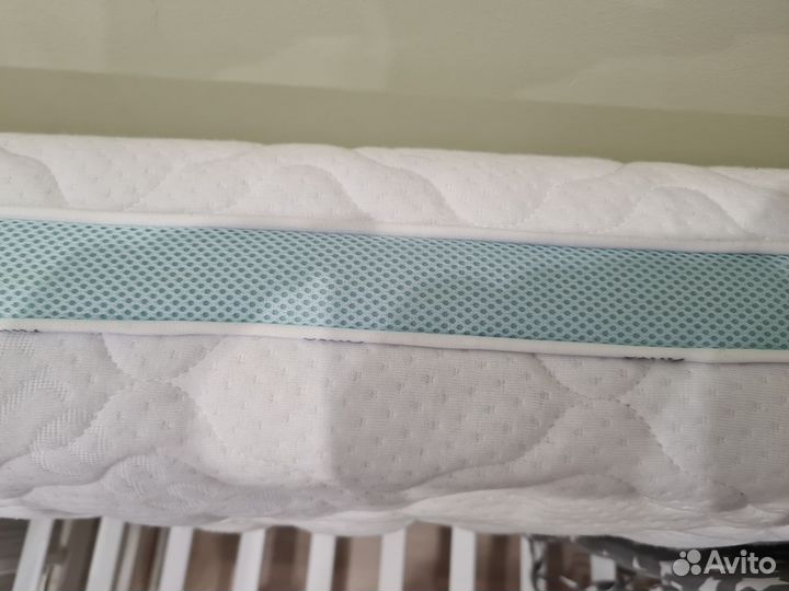 Детская кроватка с маятником