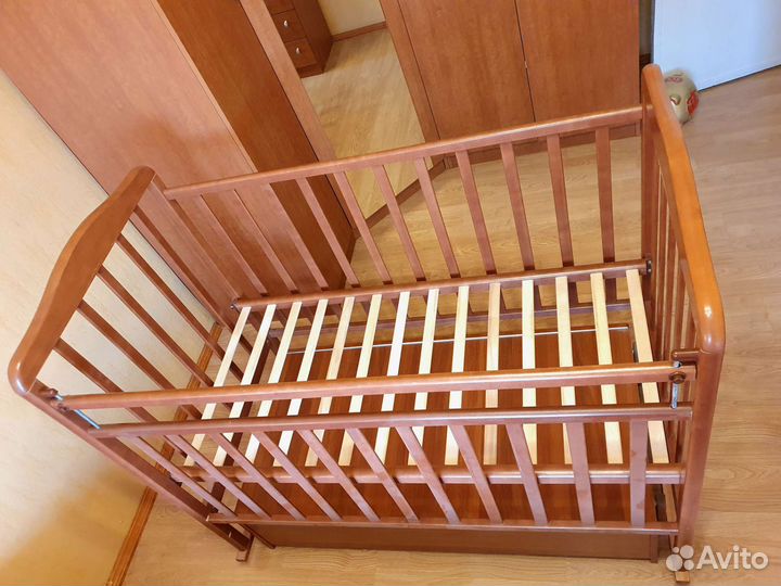 Детская кроватка с маятником и ящиком