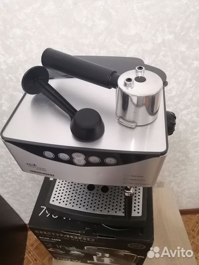 Кофеварка рожковая Redmond RCM-1503